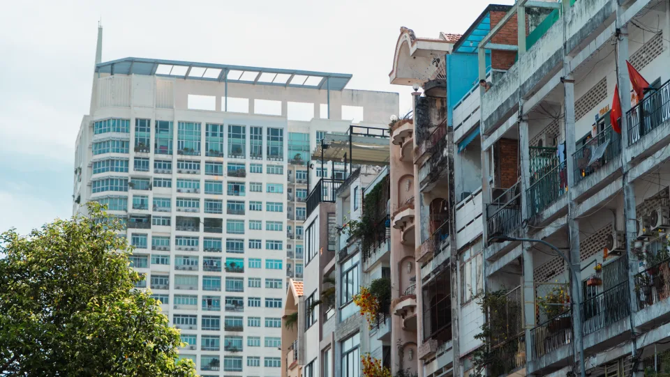 Mặt tiền nhìn từ đường